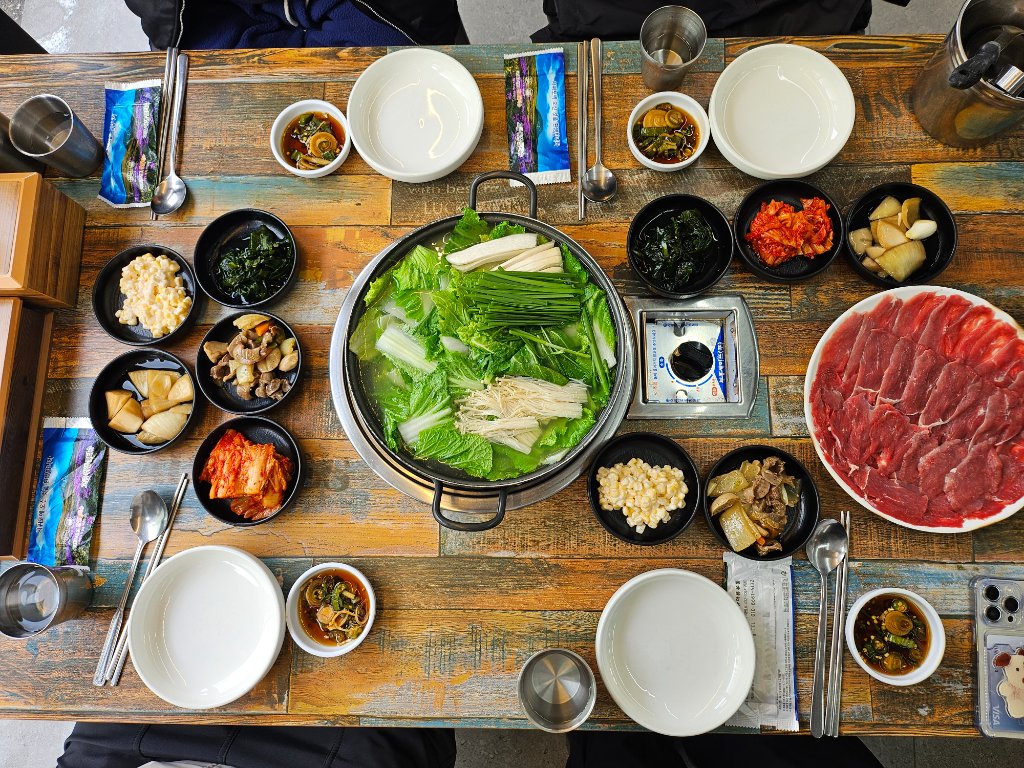 제주 서귀포 삼강식당의 깔끔한 입구와 넓은 주차장