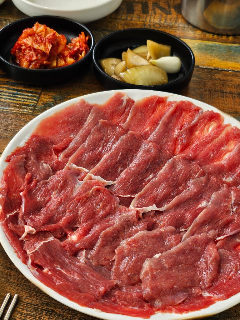 오리 고기의 신선함과 부드러운 식감을 보여주는 모습