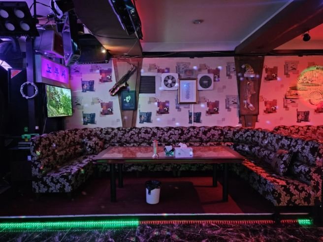 구리 라이브 클럽 주변의 야경과 네온사인