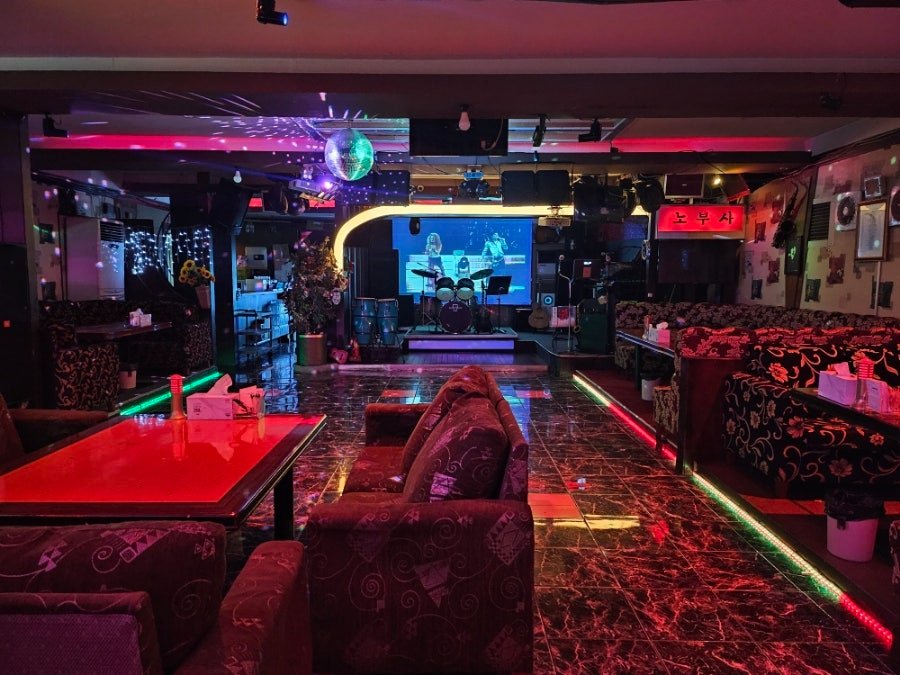 구리 7080라이브 입구의 네온 간판과 건물 외관