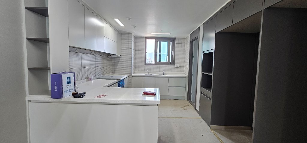 욕실 타일 시공 및 수납장 구성