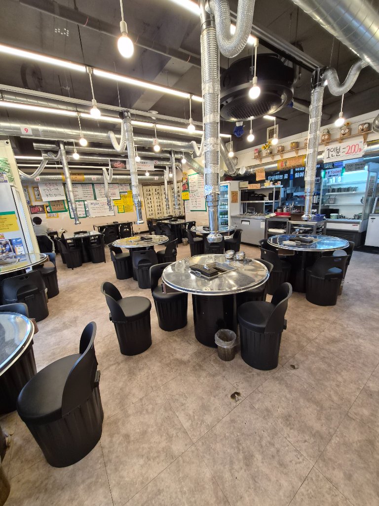 장안동 인생연탄구이 매장 내부 모습