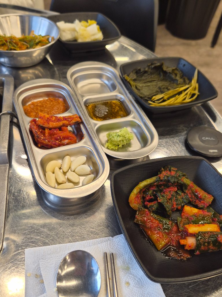 연탄 불판에서 구워지는 두툼한 삼겹살