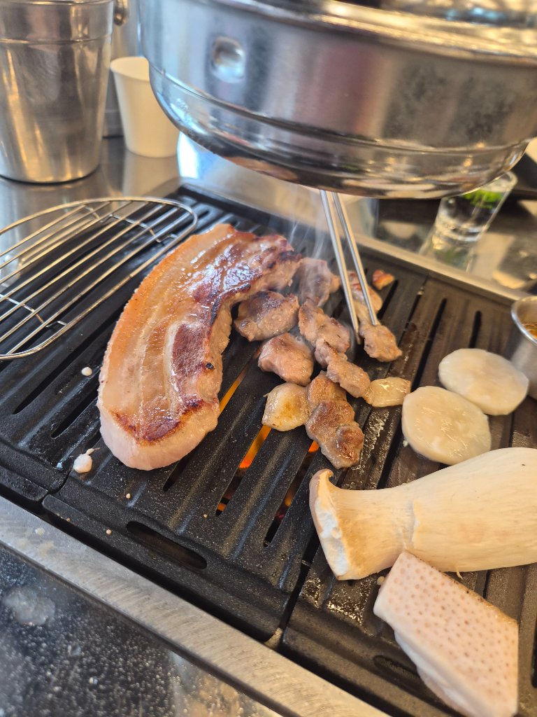 고기와 어우러지는 따뜻한 된장찌개